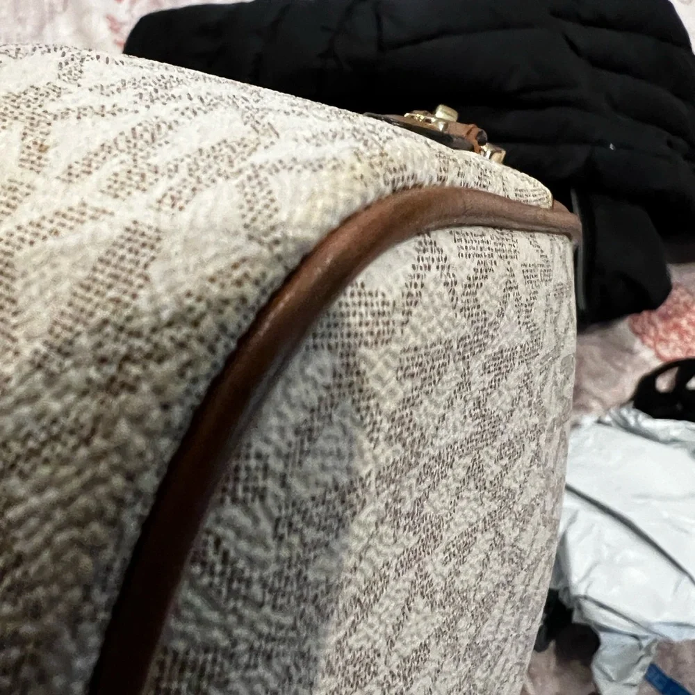 Michael Kors Jet Set East West Crossbody Vanilla/Tan Color EUC